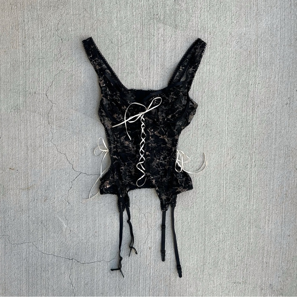 Y2K black patterned lace corset top